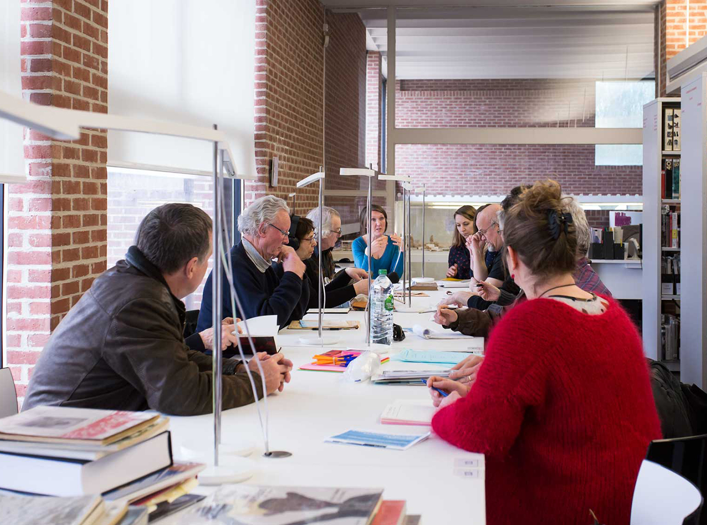 Présentation de livre précieux à la bibliothèque du musée