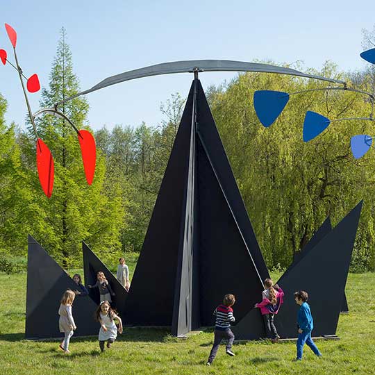 Enfants autour de "Reims, Croix du Sud" d'Alexander Calder dans le parc du LaM