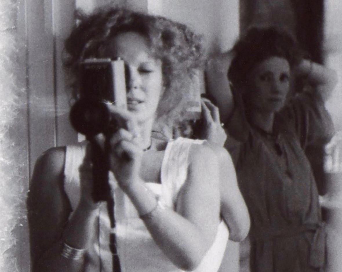 Delphine Seyrig et Viva lors du tournage de "Sois belle et tais-toi" en 1975