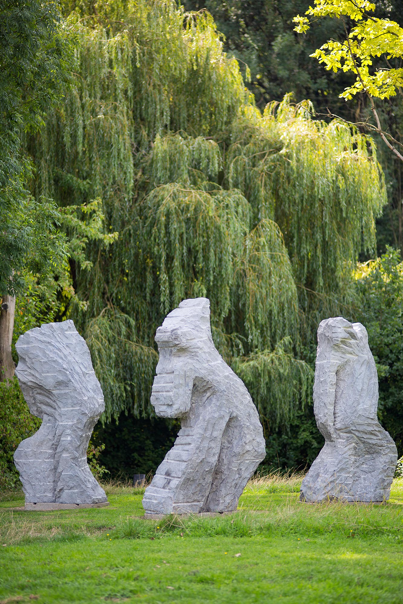 Groupe de trois personnages d'Eugène Dodeigne dans le parc du LaM