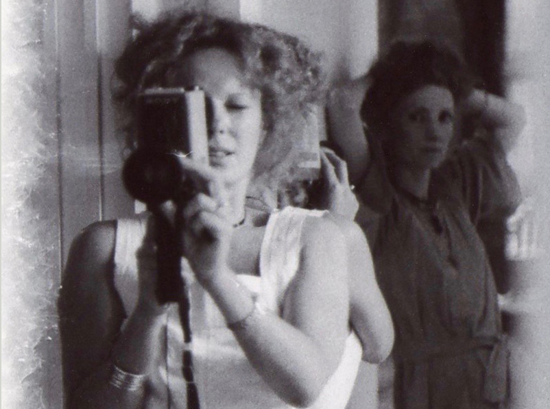 Delphine Seyrig et Viva lors du tournage de "Sois belle et tais-toi" en 1975