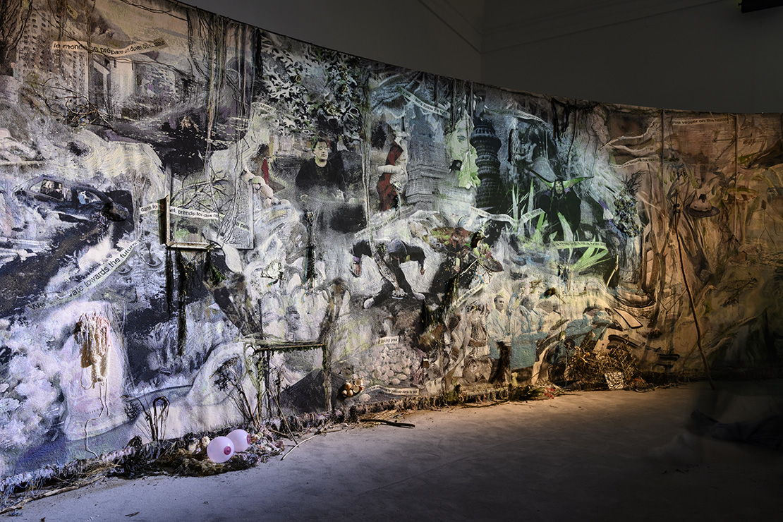 Exposition "Laure Prouvost. Deep See Blue Surrounding You", mur de l'exposition.