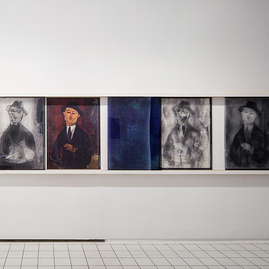 Les Secrets de Modigliani, accrochage des radios des œuvres. 