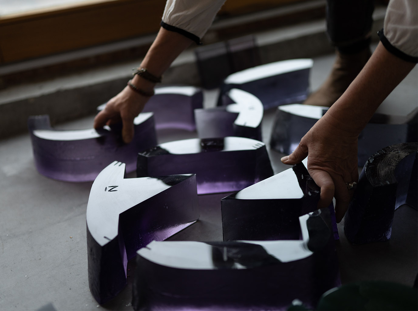 Agnès Thurnauer, installation d'œuvre au sol.