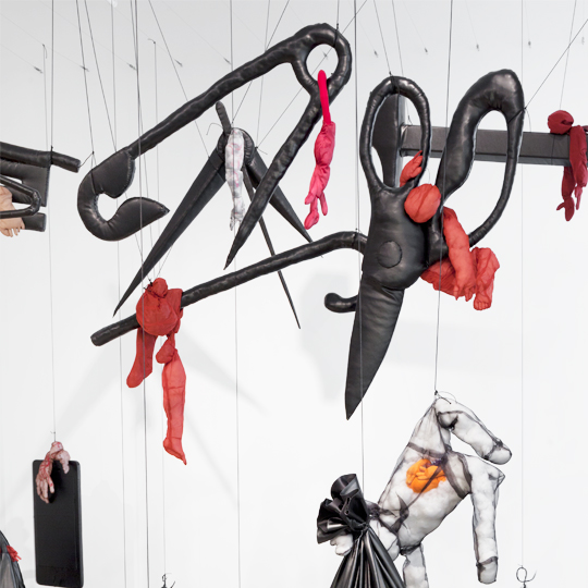 Exposition "Annette Messager. Comme si", œuvres plastiques suspendues.