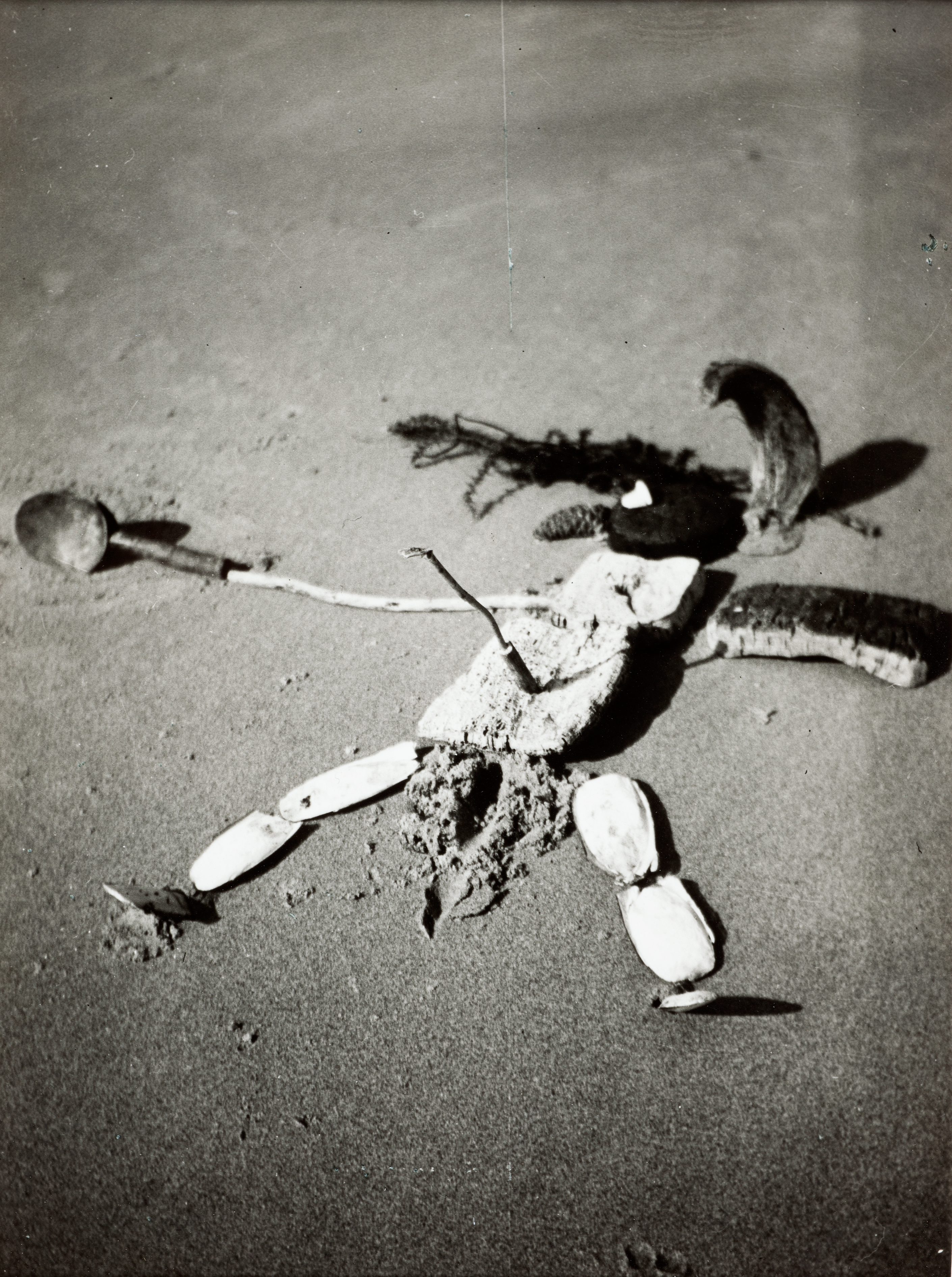 Photographie en noir et blanc d'une composition artistique. Les objets représentés compose la forme d'un corps.