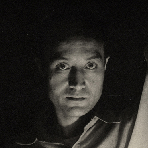 Isamu Noguchi portrait en noir et blanc.