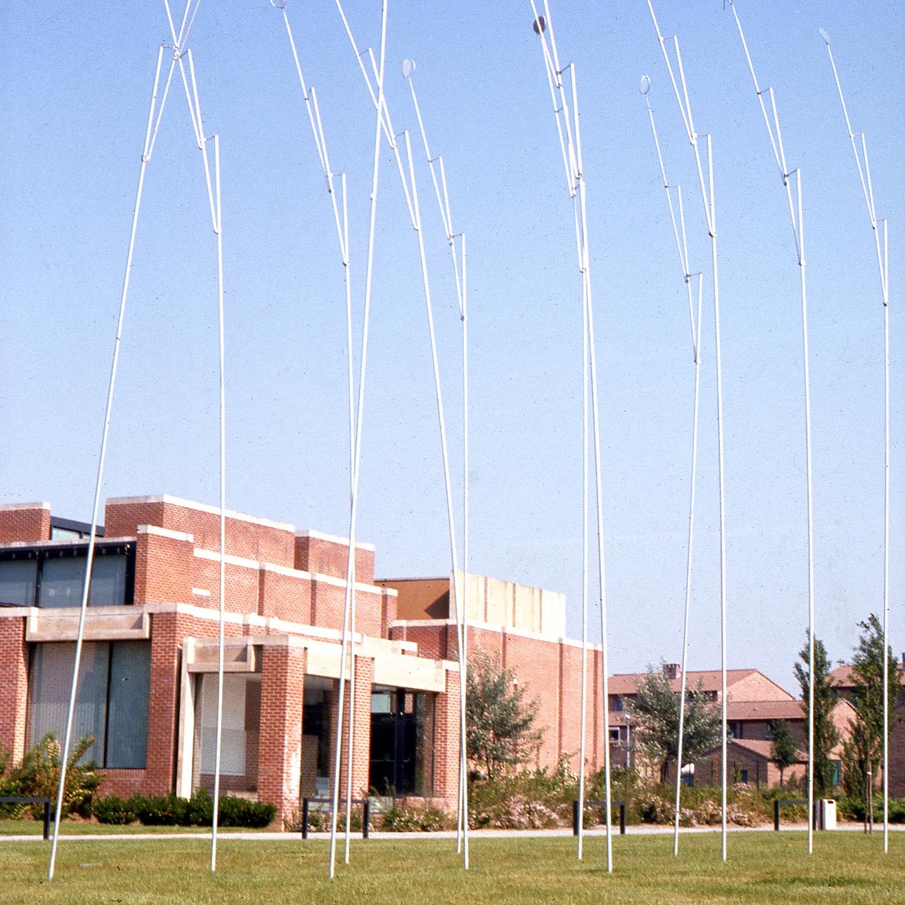 Vue du musée depuis le parc avec installation artistique.