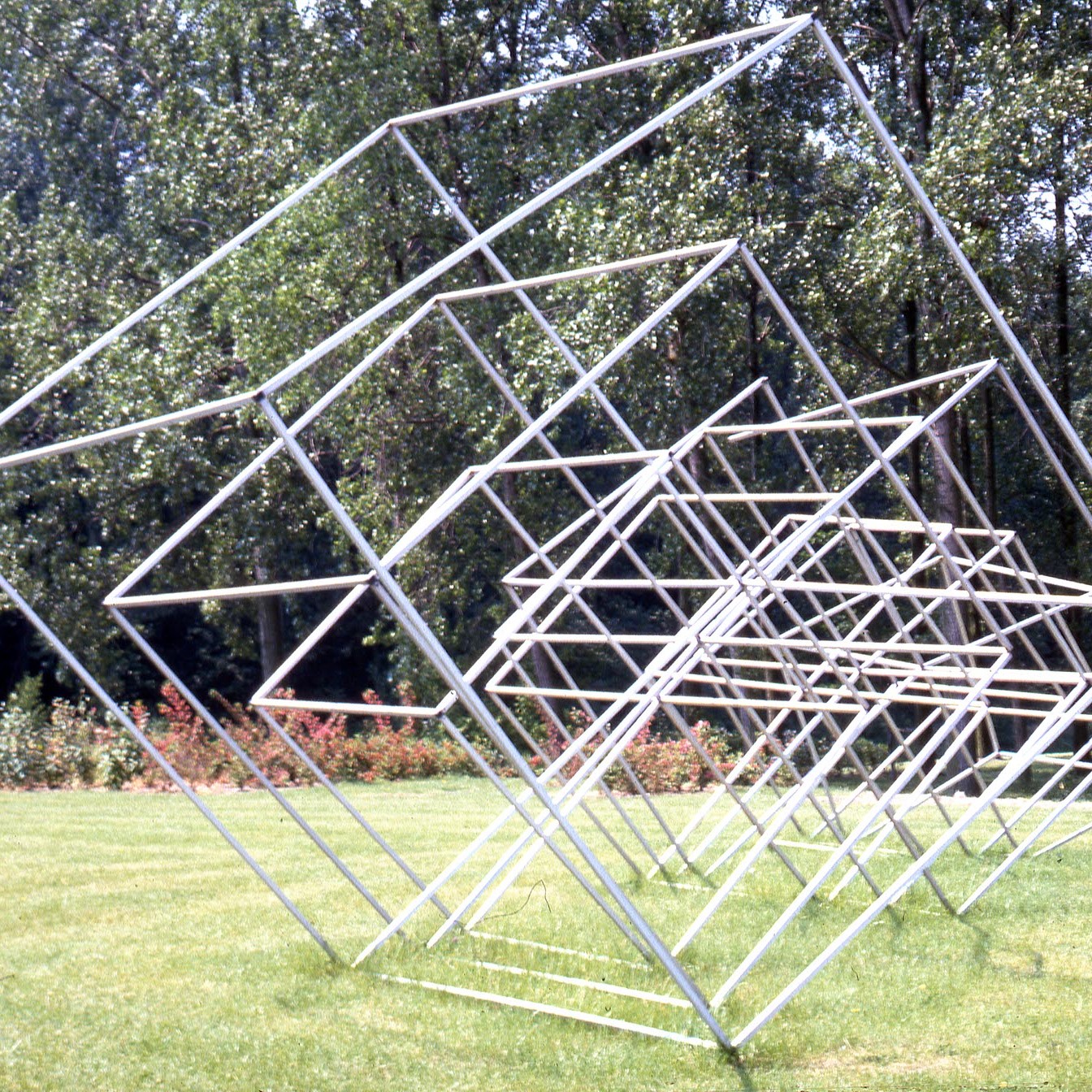 Vue du parc et d'une œuvre sculpturale métallique.