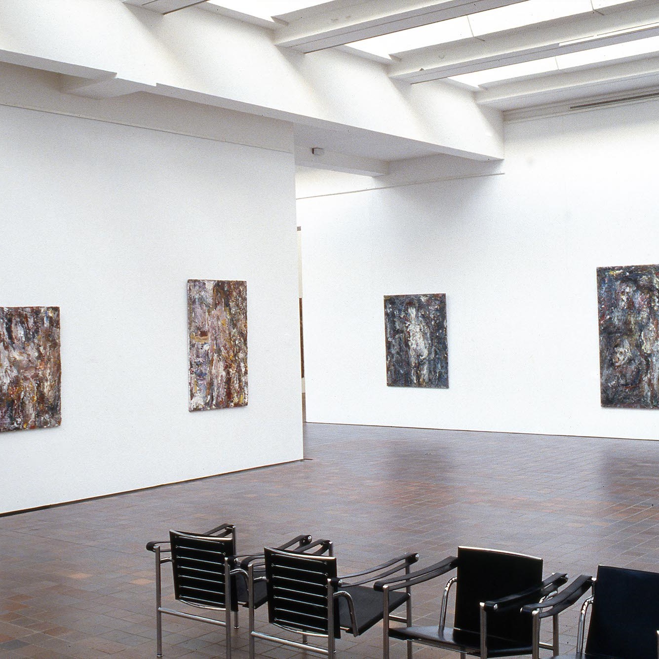 Salle d'exposition présentant des œuvres d'Eugène Leroy.