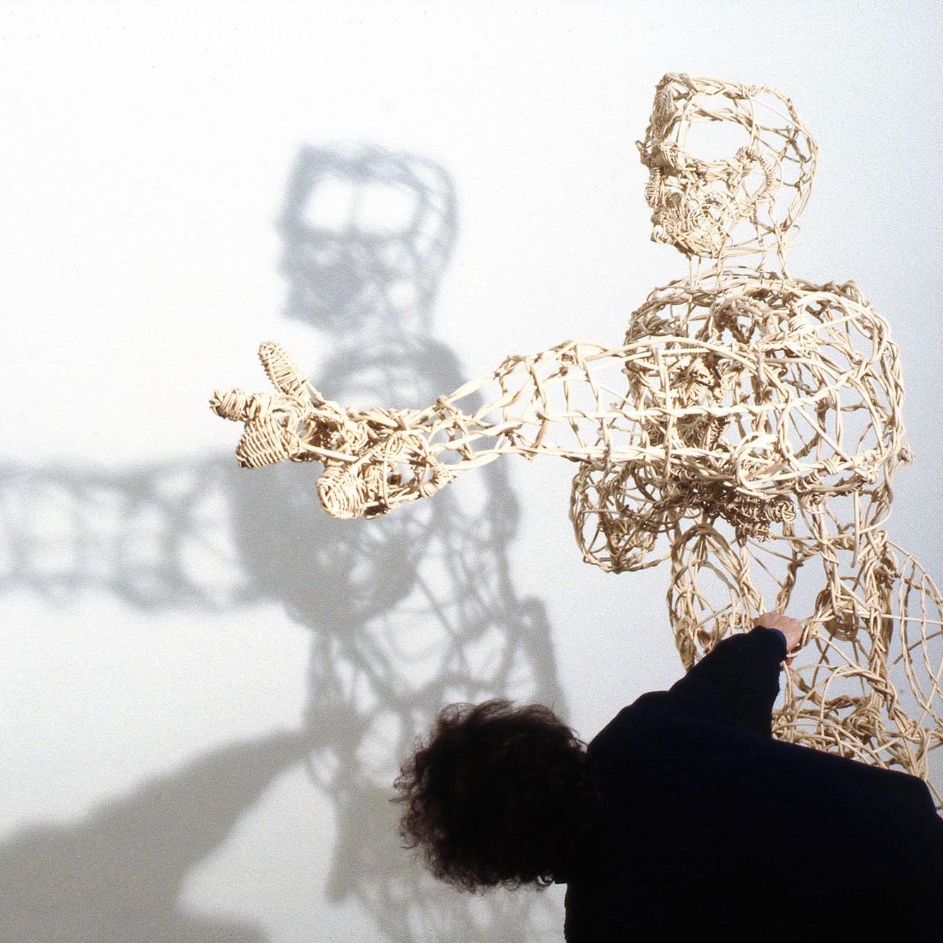 Sculpture laissant apparaitre grâce à la lumière une ombre.