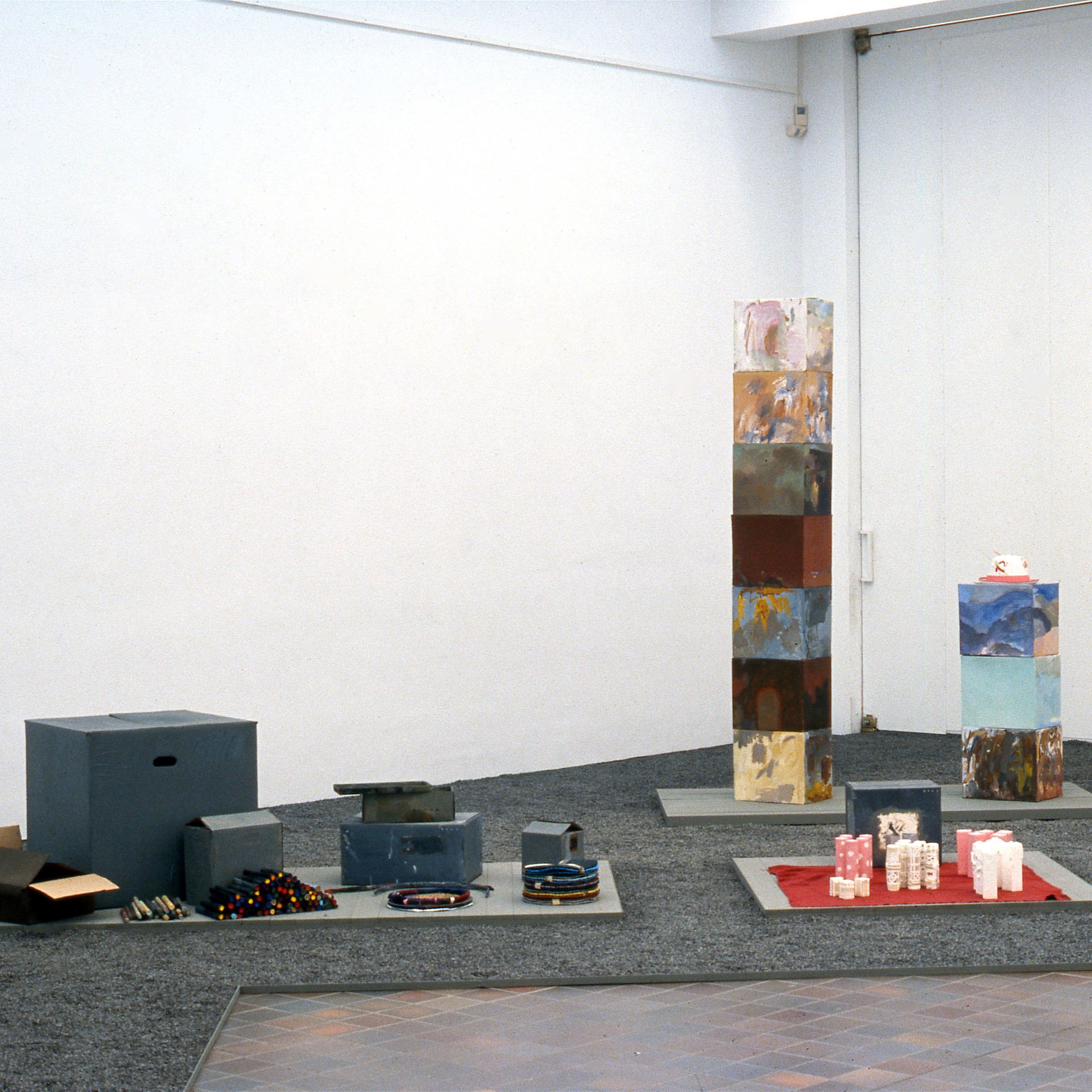 Salle d'exposition présentant des œuvres sculpturales.