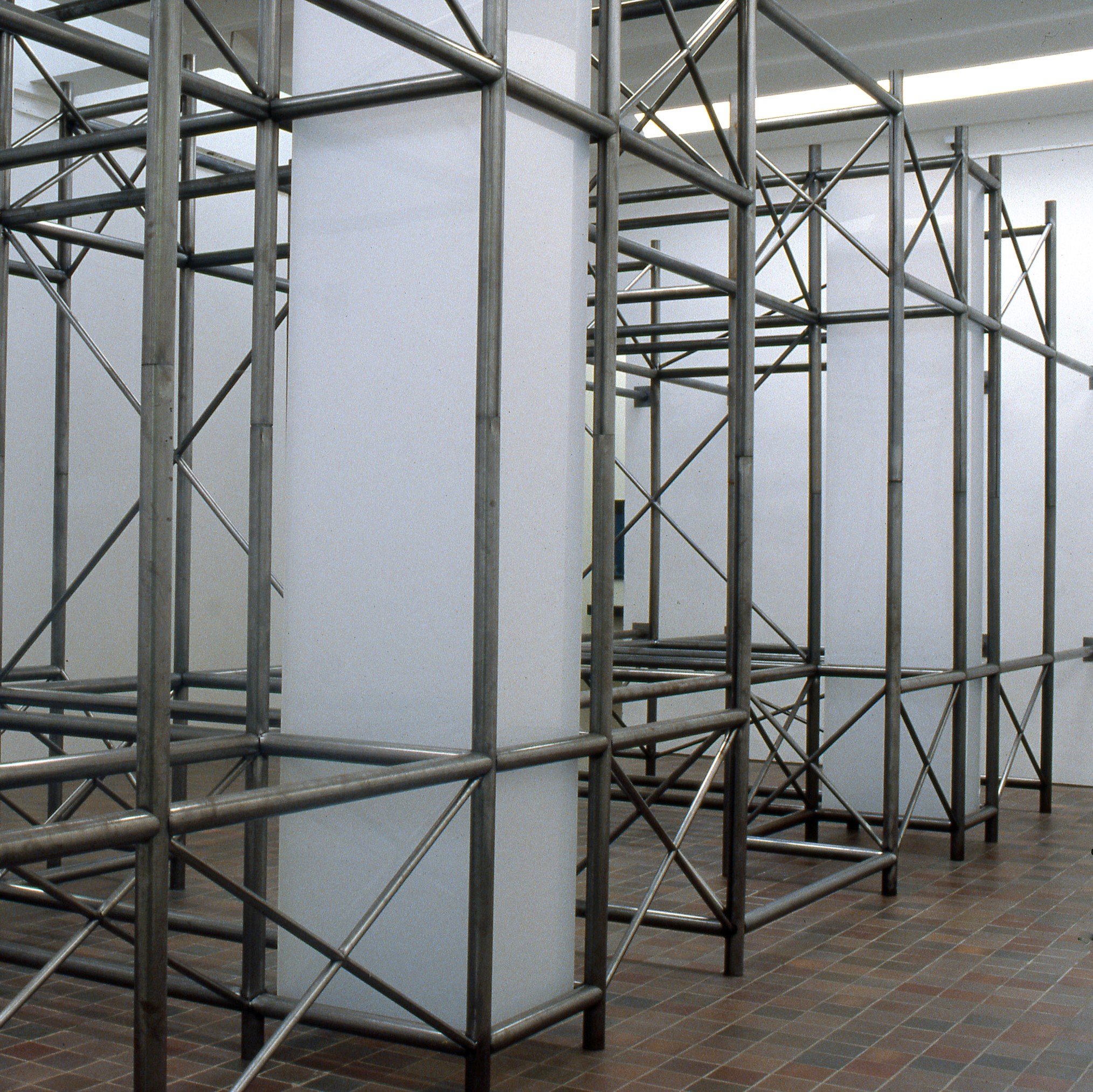 Structure métallique dans une salle d'exposition.