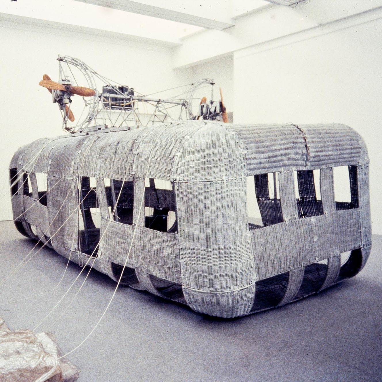 Œuvre monumentale dans une salle d'exposition.