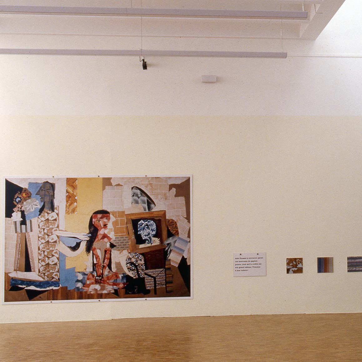 Vue d'une salle d'exposition avec des tableaux de Picasso.