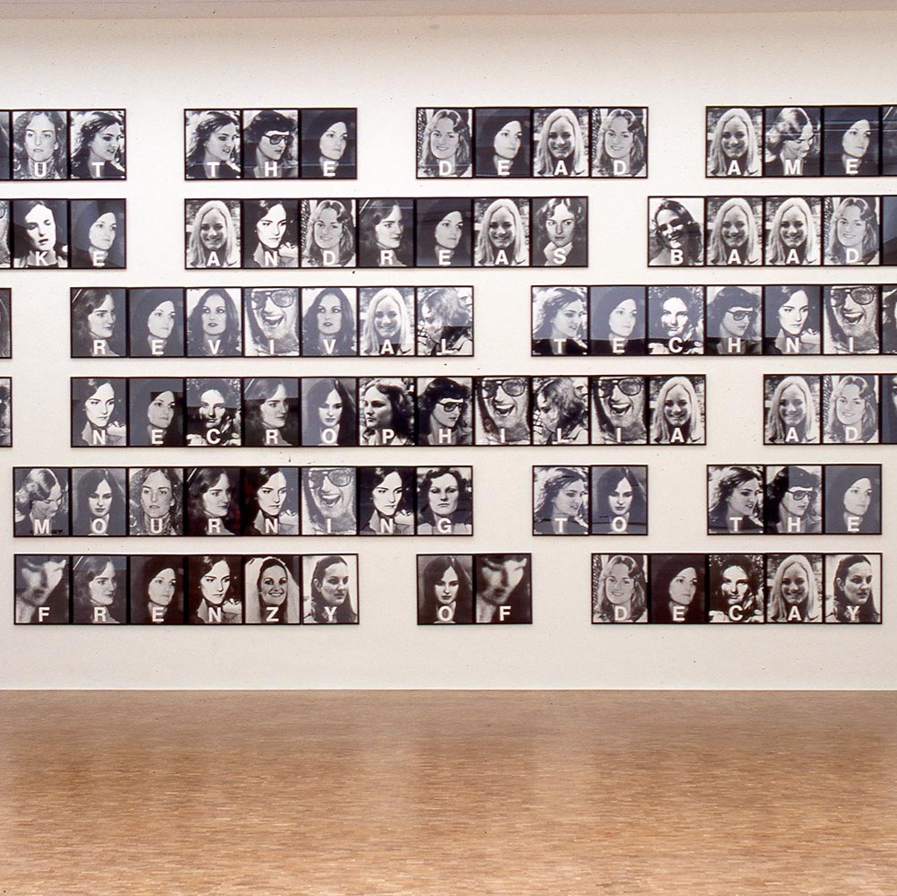 Mur d'une salle d'exposition remplis de portrait photographique en noir et blanc.