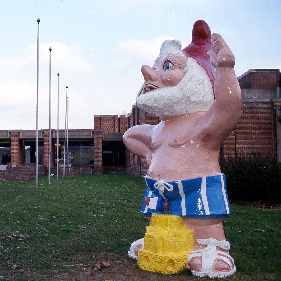 Sculpture d'un nain de jardin géant en maillot de bain dans le parc du musée.