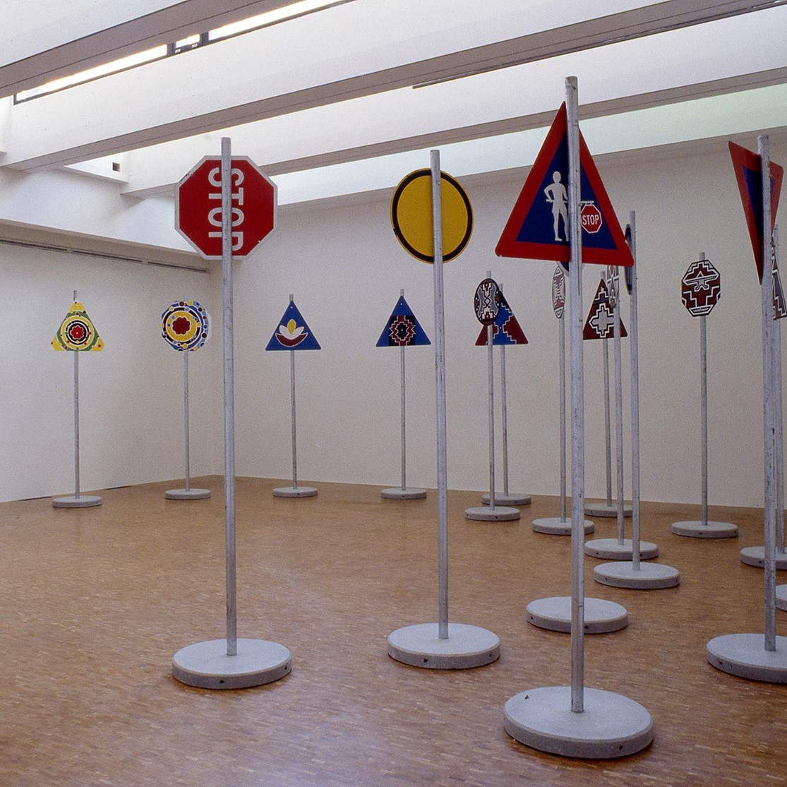 Salle d'exposition remplis de panneaux.