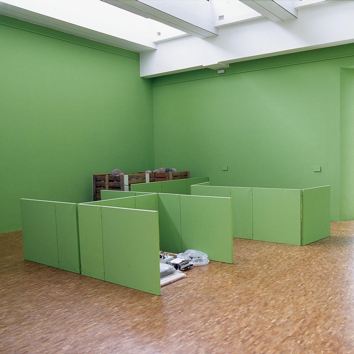 Salle d'exposition verte en accrochage.