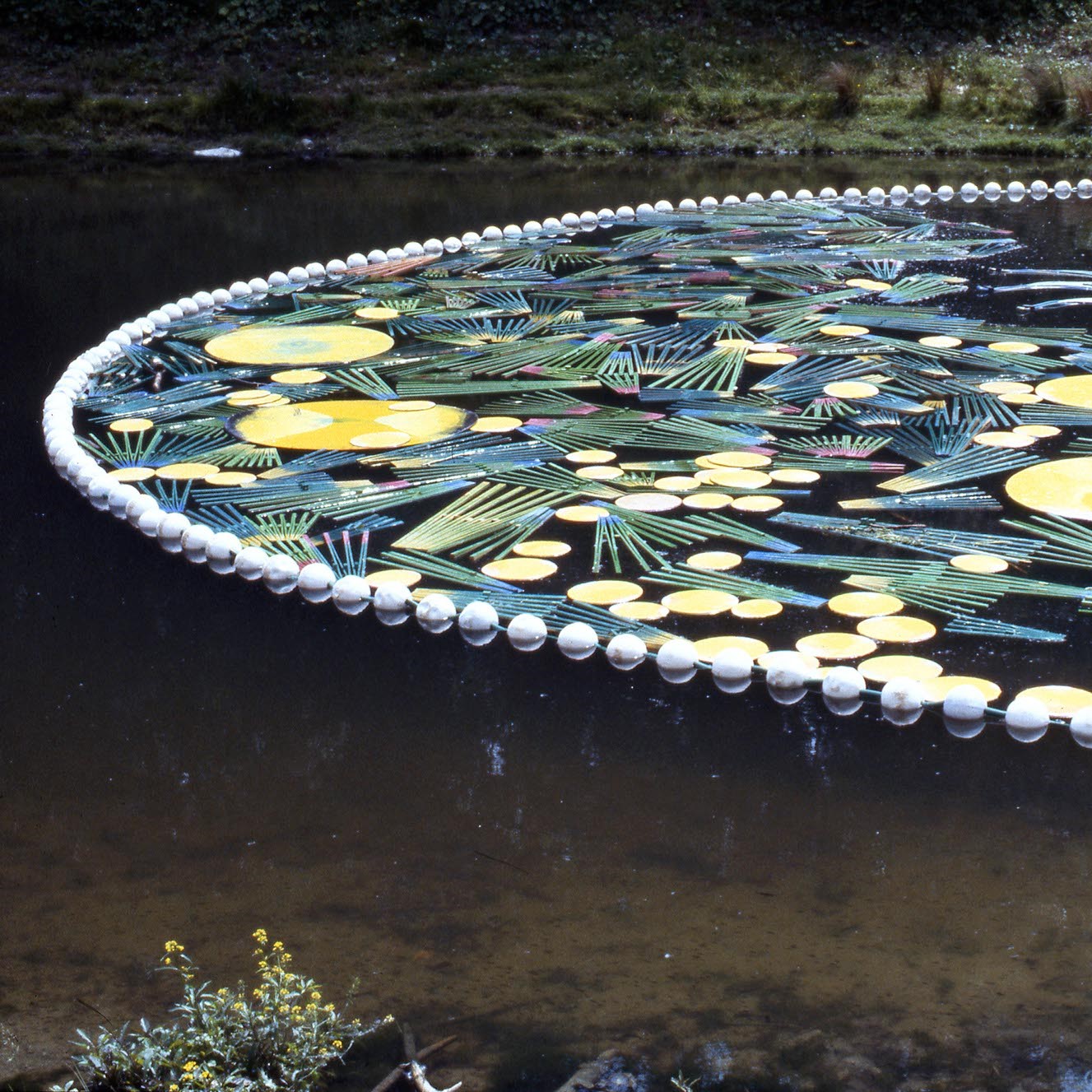 Création artistique qui flotte sur l'eau.