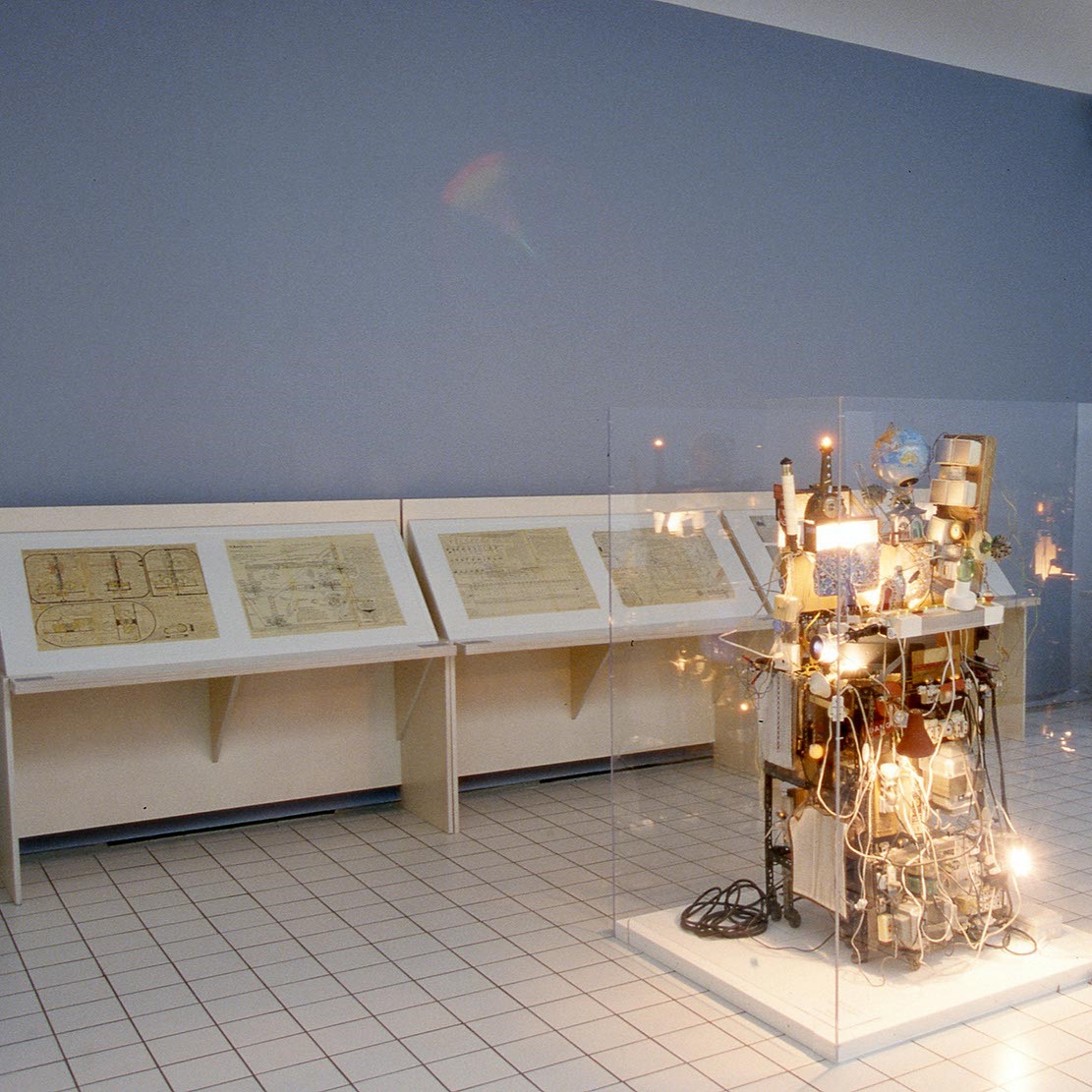 Sculpture lumineuse et vitrine.