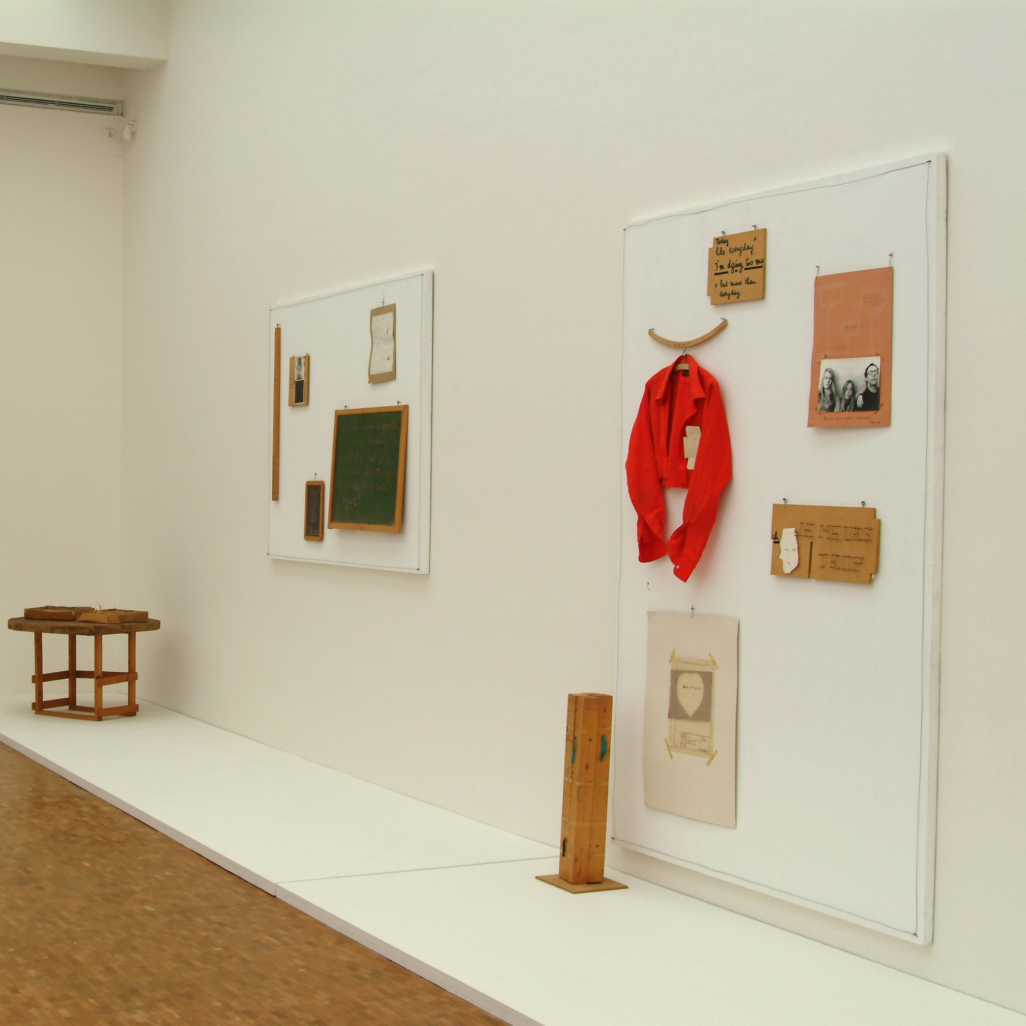 Salle d'exposition, installations et œuvres au murs.