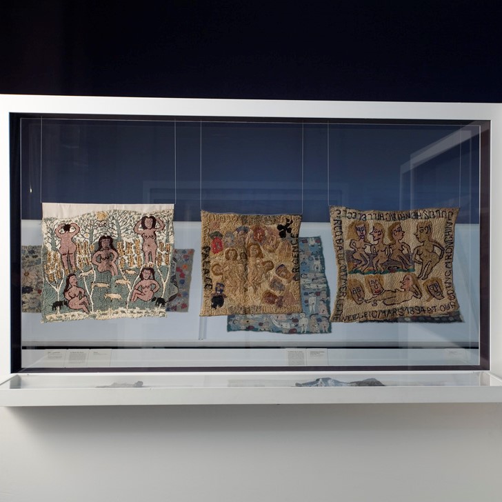 Vitrines présentant des œuvres graphiques.