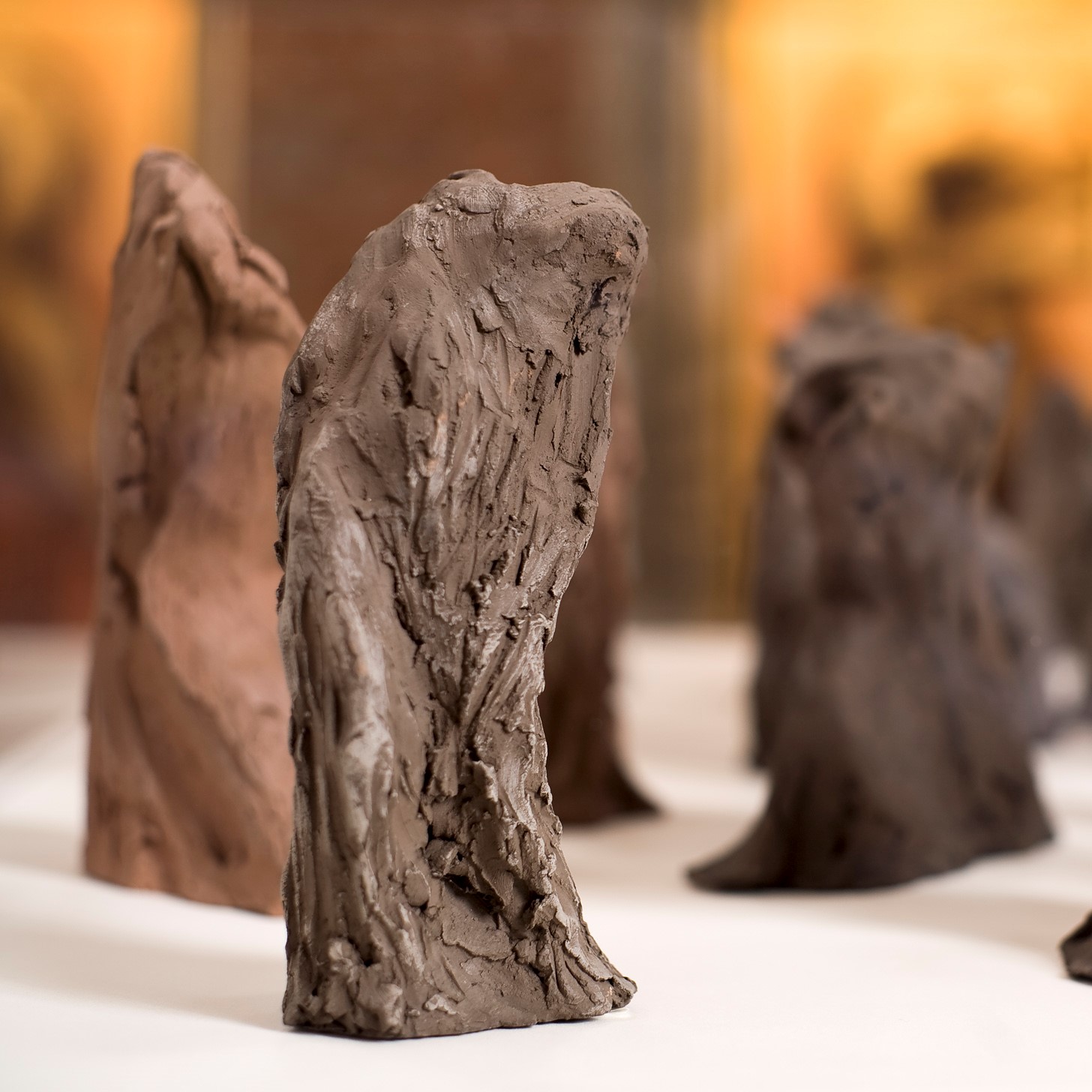 Sculptures en terre peu détaillés.