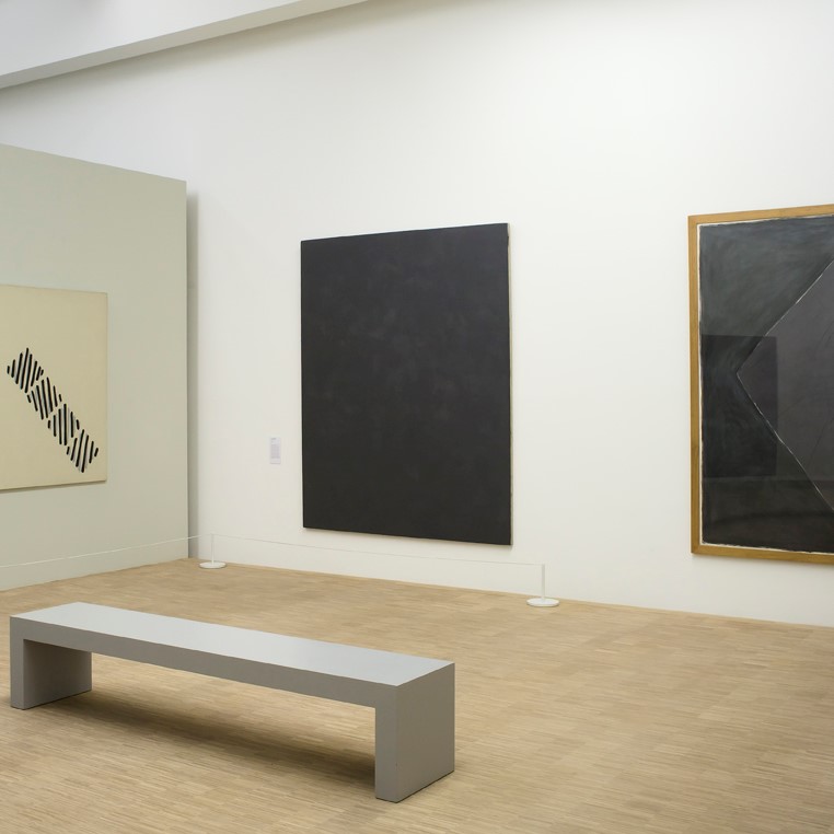 Photographie salle d'exposition avec banc.