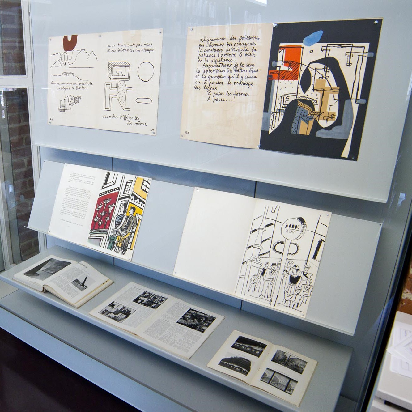 Vitrine présentant des ouvrages.