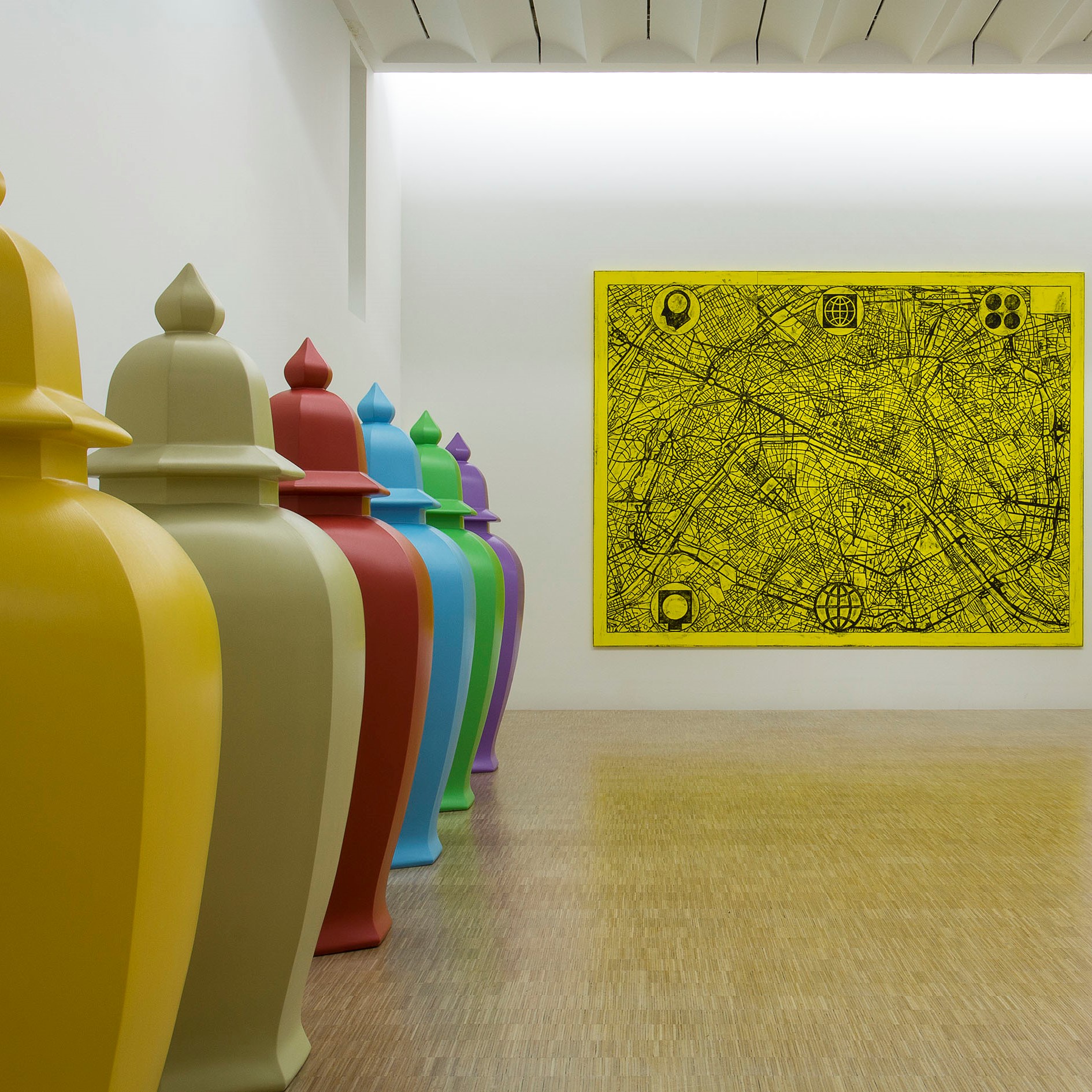 Jarres coloré et toile jaune.