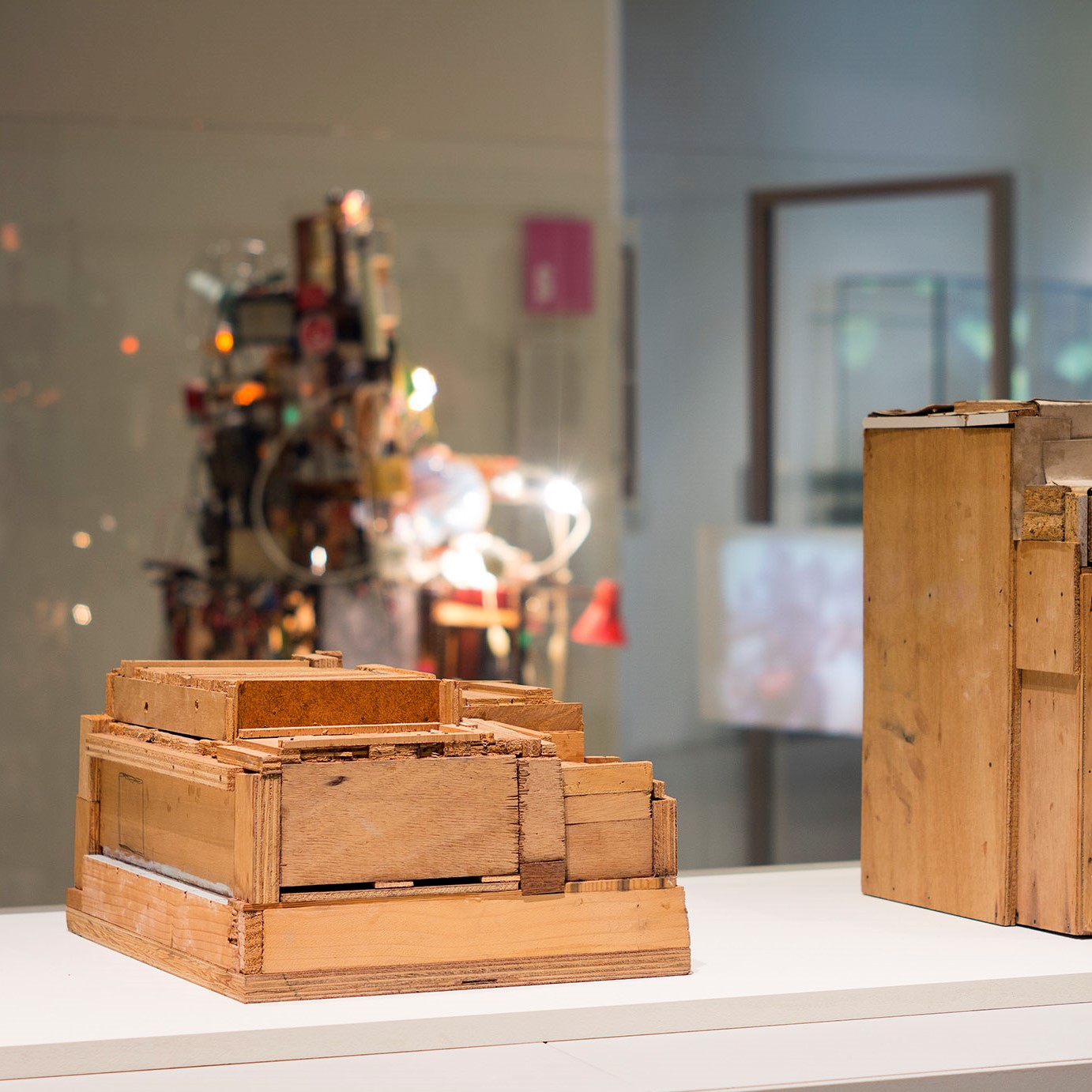 Vitrine présentant des sculptures en bois.