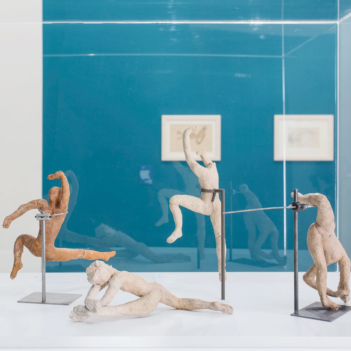 Vitrine présentant des sculptures en pierres.