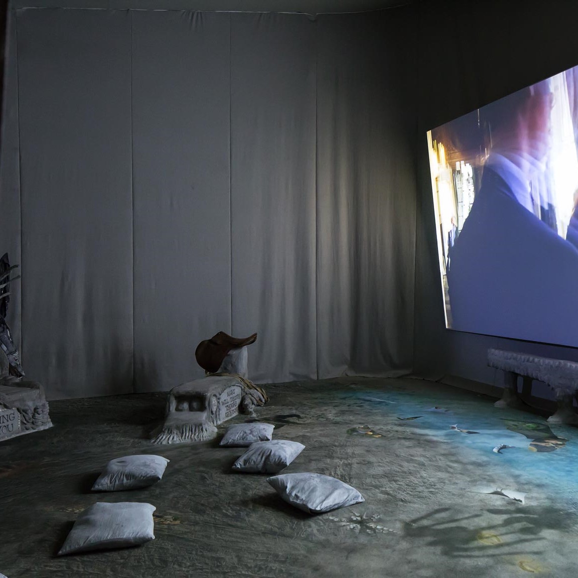Salle de projection avec des sièges originaux sur le thèmes de la pollution, de la mer et de la vie.