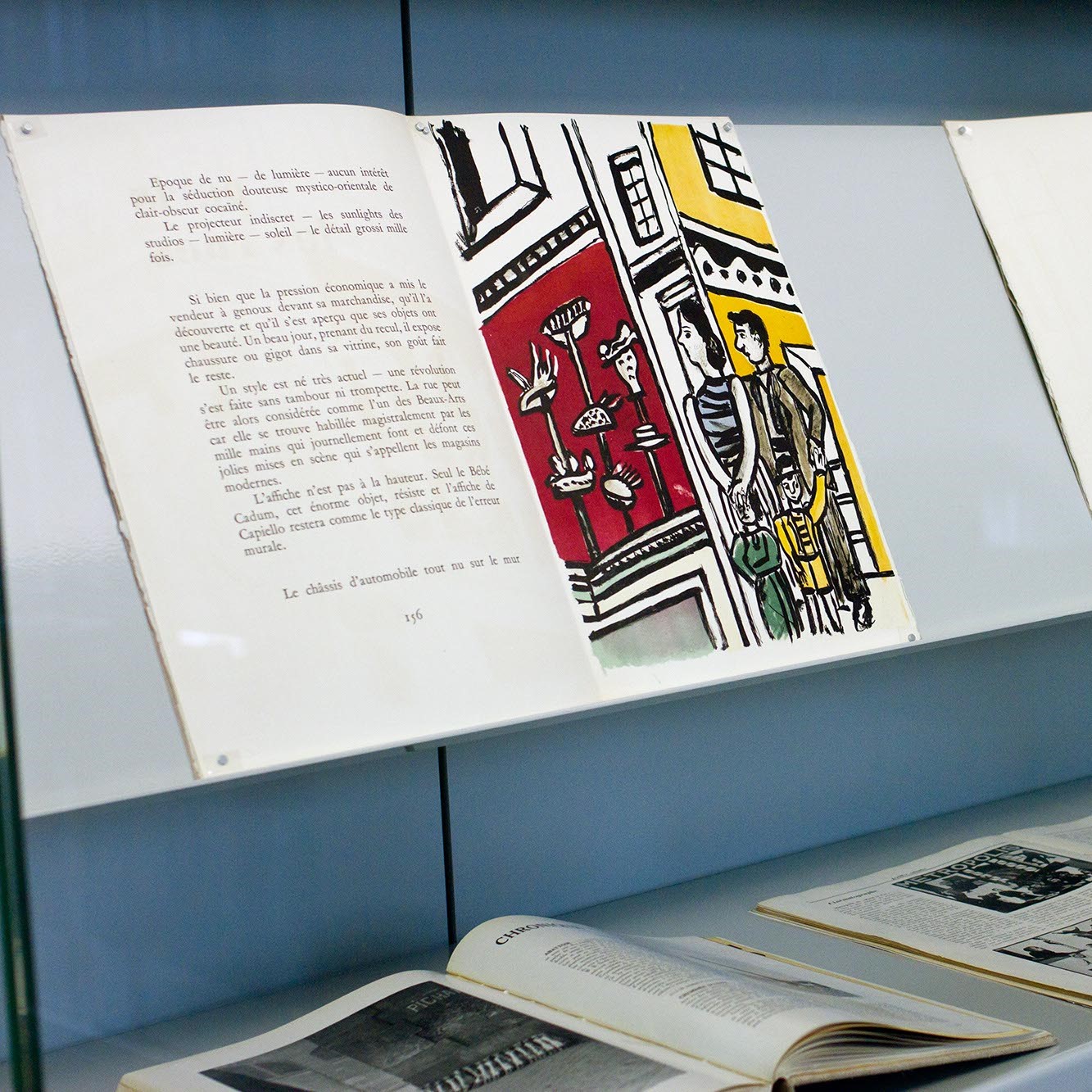 Vitrine présentant des ouvrages.