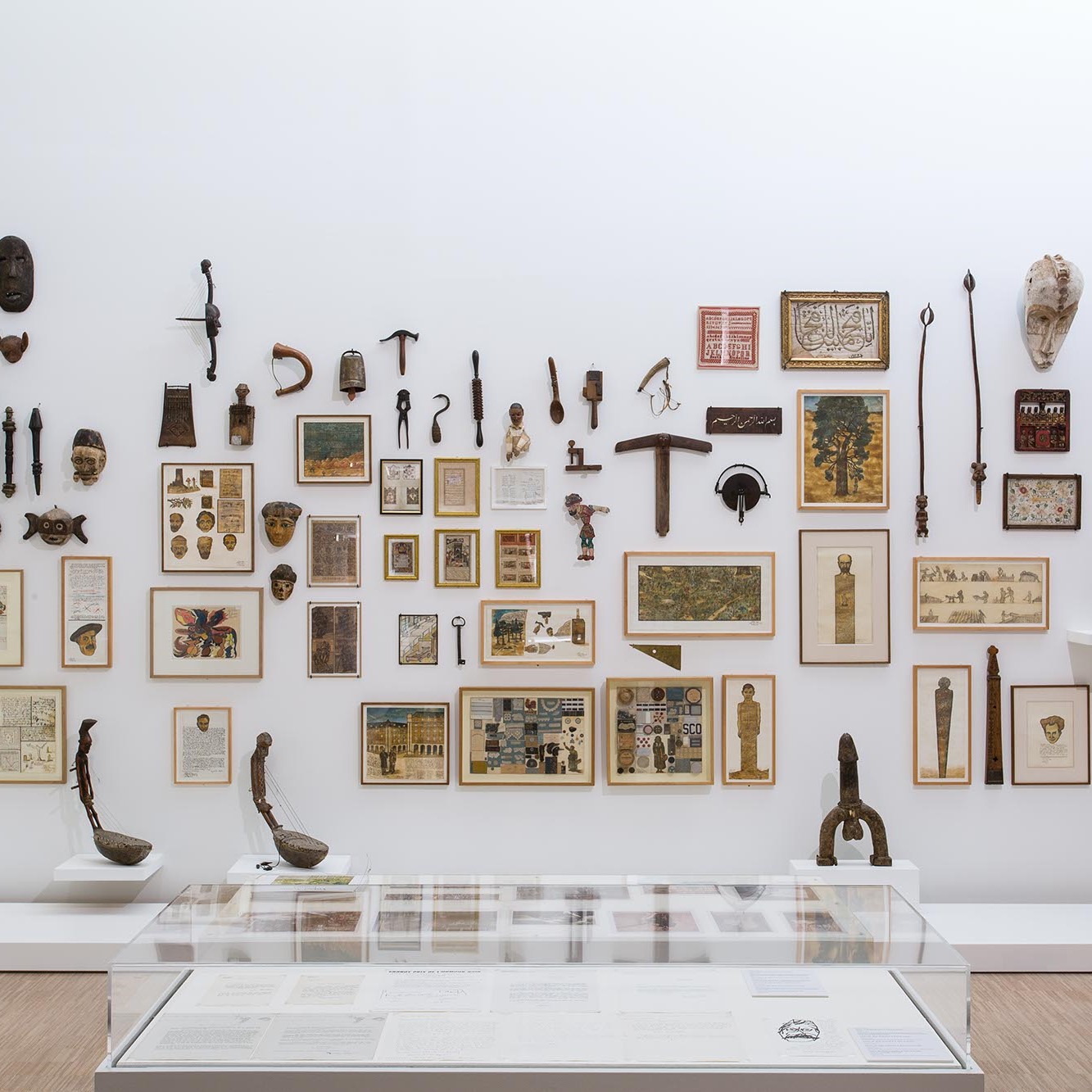 Cadres et objets sur mur.