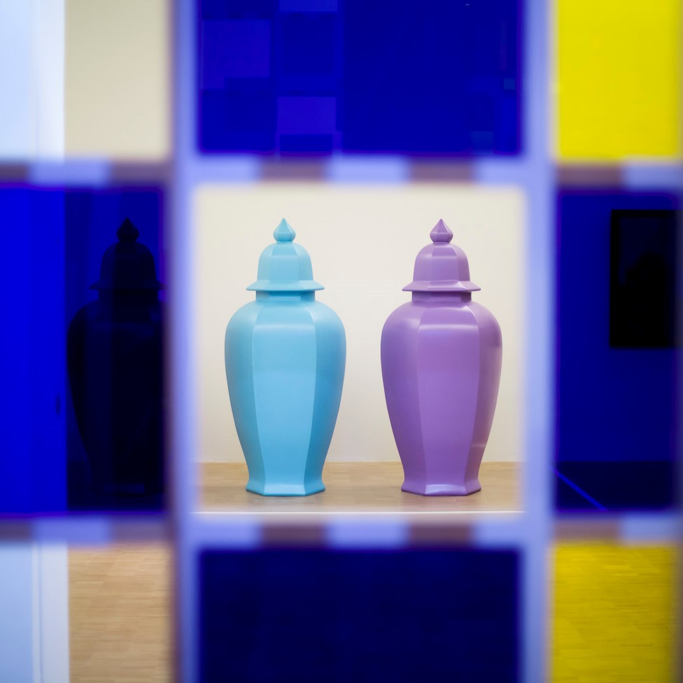 Deux jarres (bleu et violette) au travers de carrés de verres.