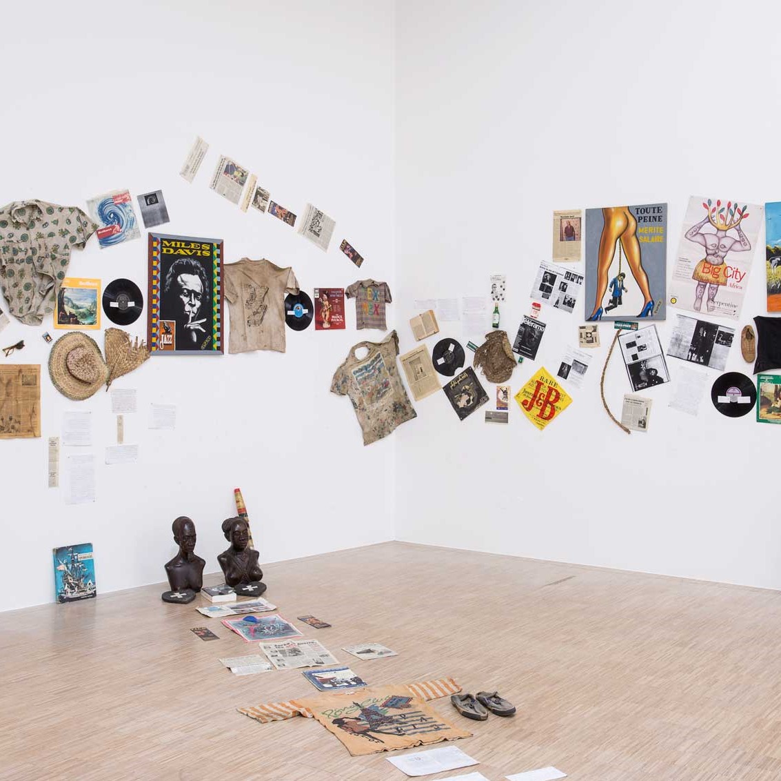 Accumulation d'objets aux murs et au sol.