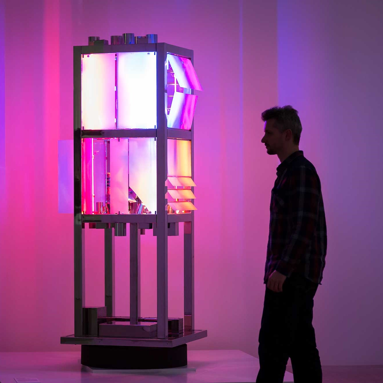 Installation lumineuse violette.