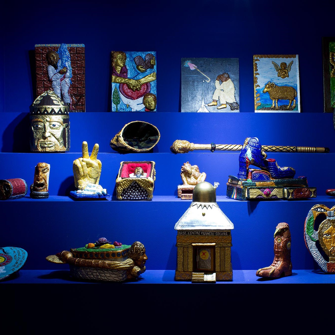 Multitude d'objets disposée sur un présentoir bleu.