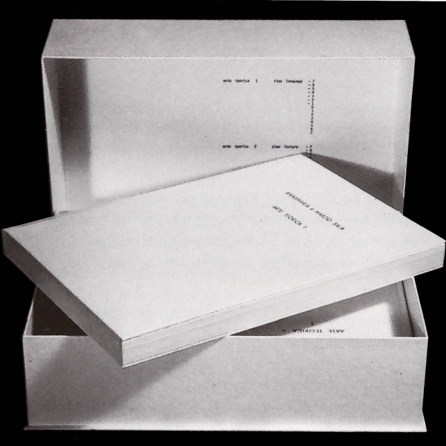 Livre sur une boite.