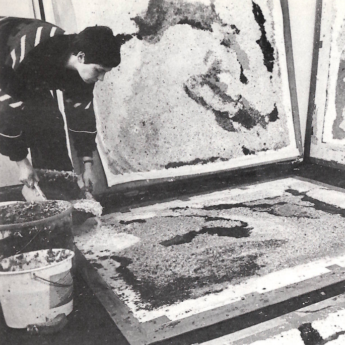 Photographie en noir et blanc de la création d'une toile.