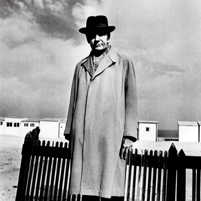 Portrait en noir et blanc d'un homme à chapeau.