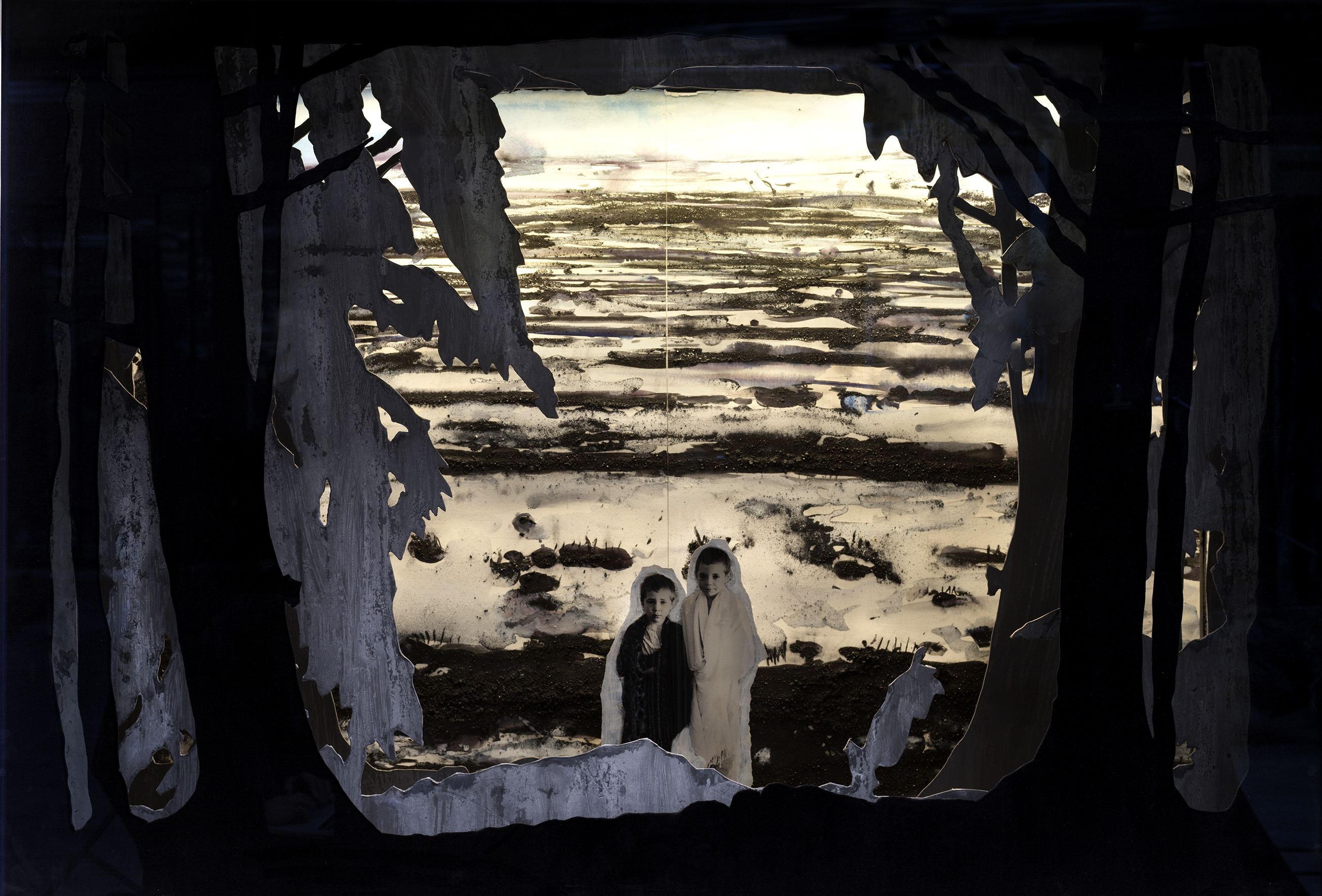 Diorama avec deux enfants et des marécages en arrière plan. 