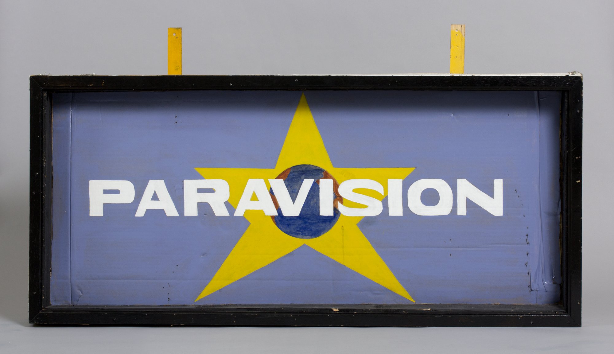 Logo de Paravision, réalisé en carton. Œuvre de Guy Brunet.