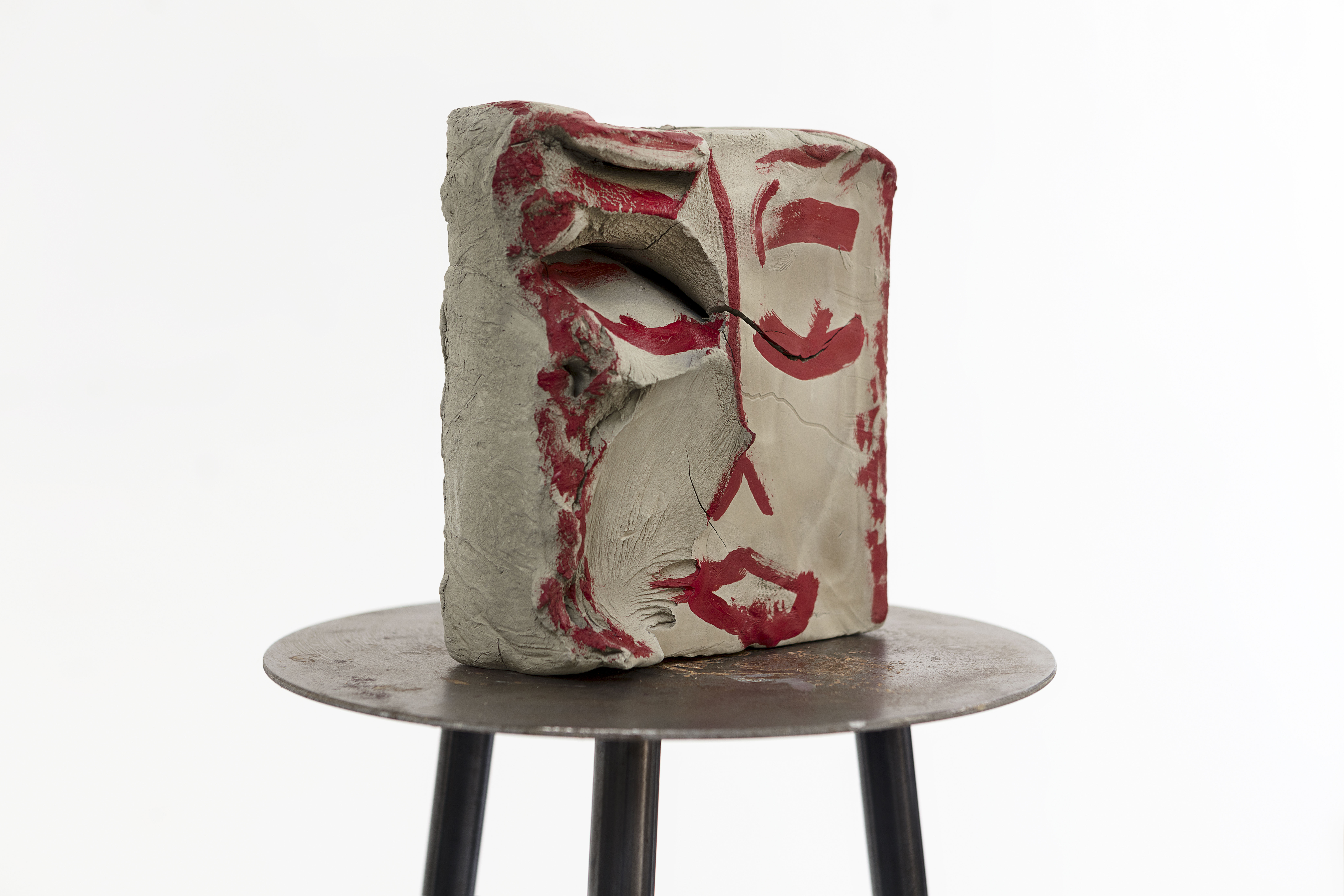 Œuvre sculpturale de Marisa Merz représentant un visage. 