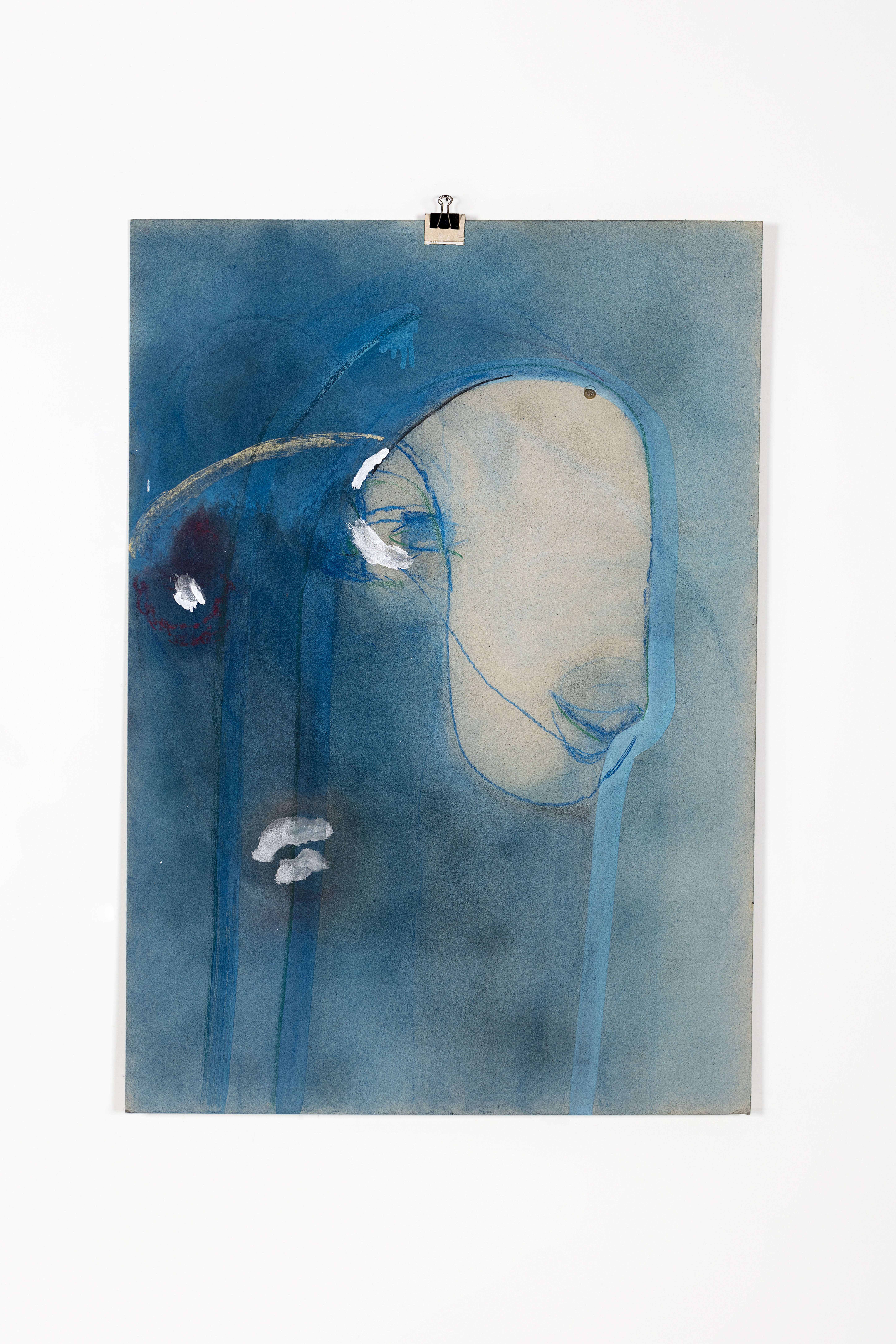 Œuvre pictural de Marisa Merz représentant des visages entouré de bleu.