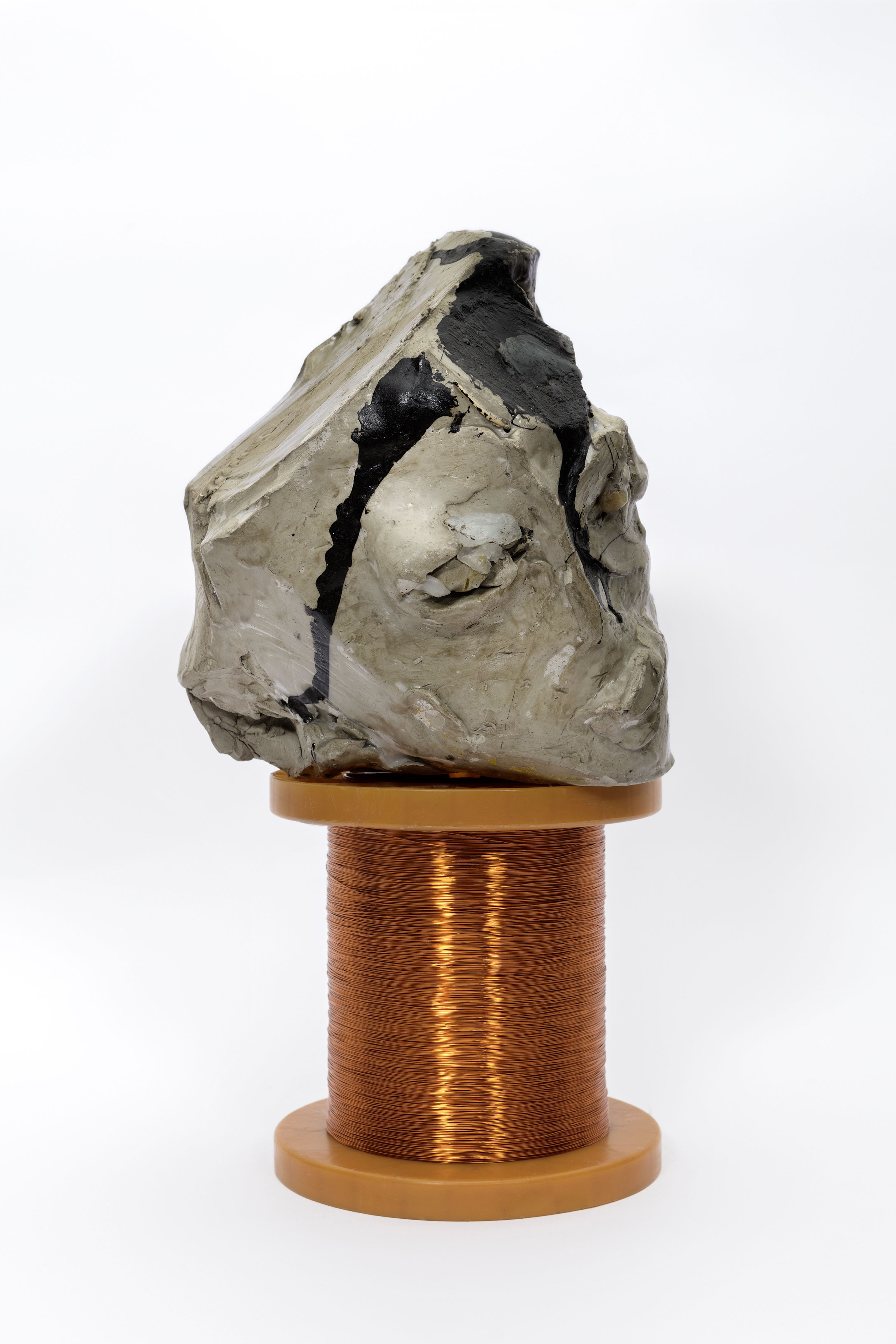 Œuvre de Marisa Merz, sculpture représentant une tête.