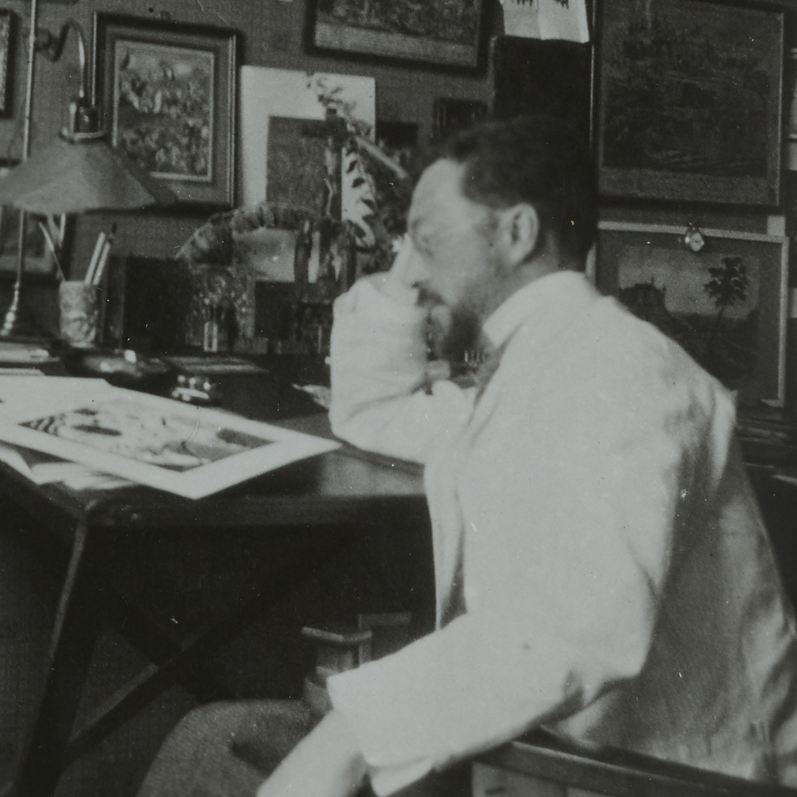 Gabrielle Münter, Vassily Kandinsky accoudé à son bureau au 36 Ainmillerstrasse à Munich1.png