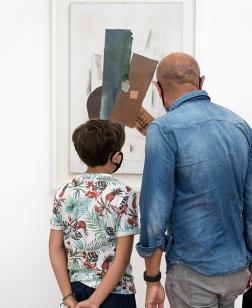 Deux visiteurs regardant des œuvres.
